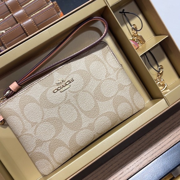 Coach Boxed Corner Zip Wristlet In Signature Canvas
Gold/Light Khaki/Faded Blush - Picture 1 of 16